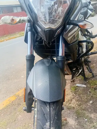 Moto deportiva negra y gris - miniatura 5