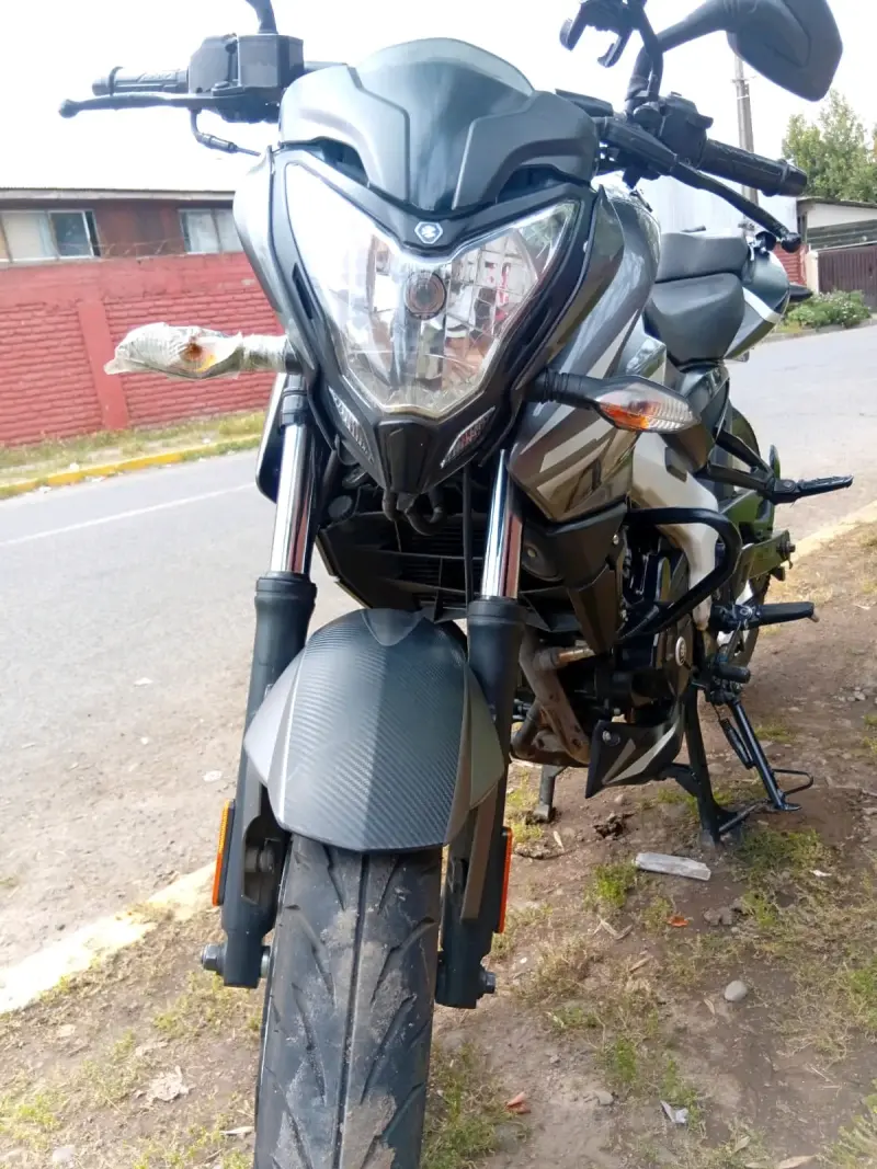 Moto deportiva negra y gris - 6