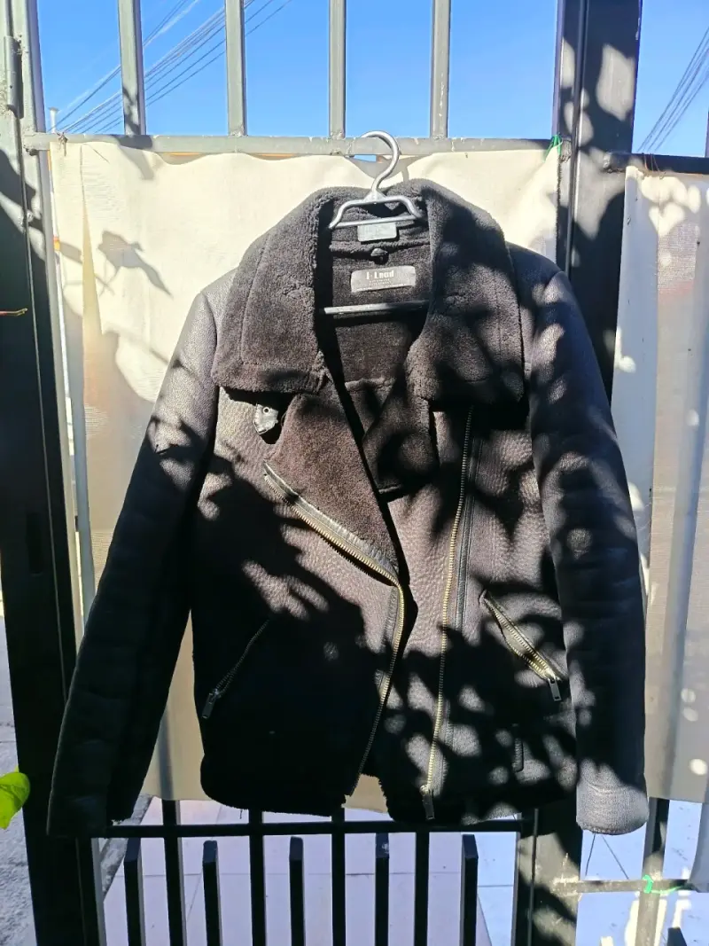 Chaqueta negra con cierre metálico - 1