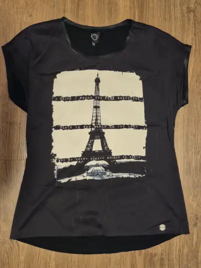 Polera negra con estampado Torre Eiffel - miniatura 1
