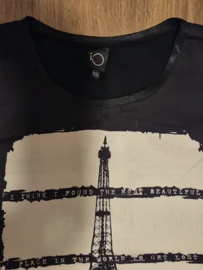 Polera negra con estampado Torre Eiffel - miniatura 2