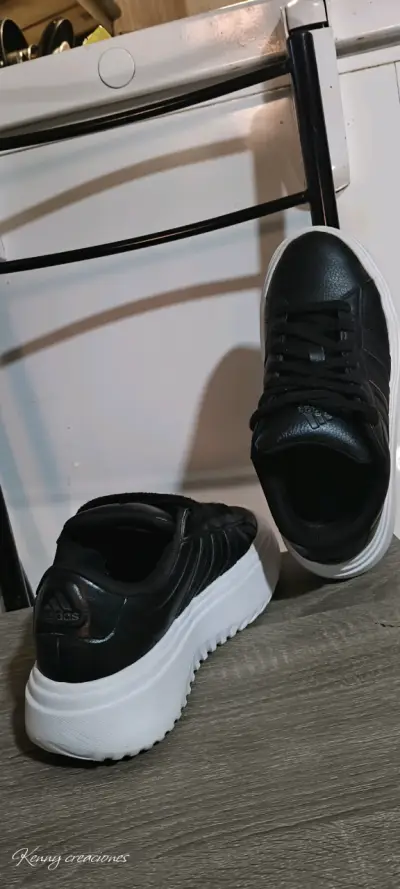 Zapatillas negras deportivas - miniatura 1