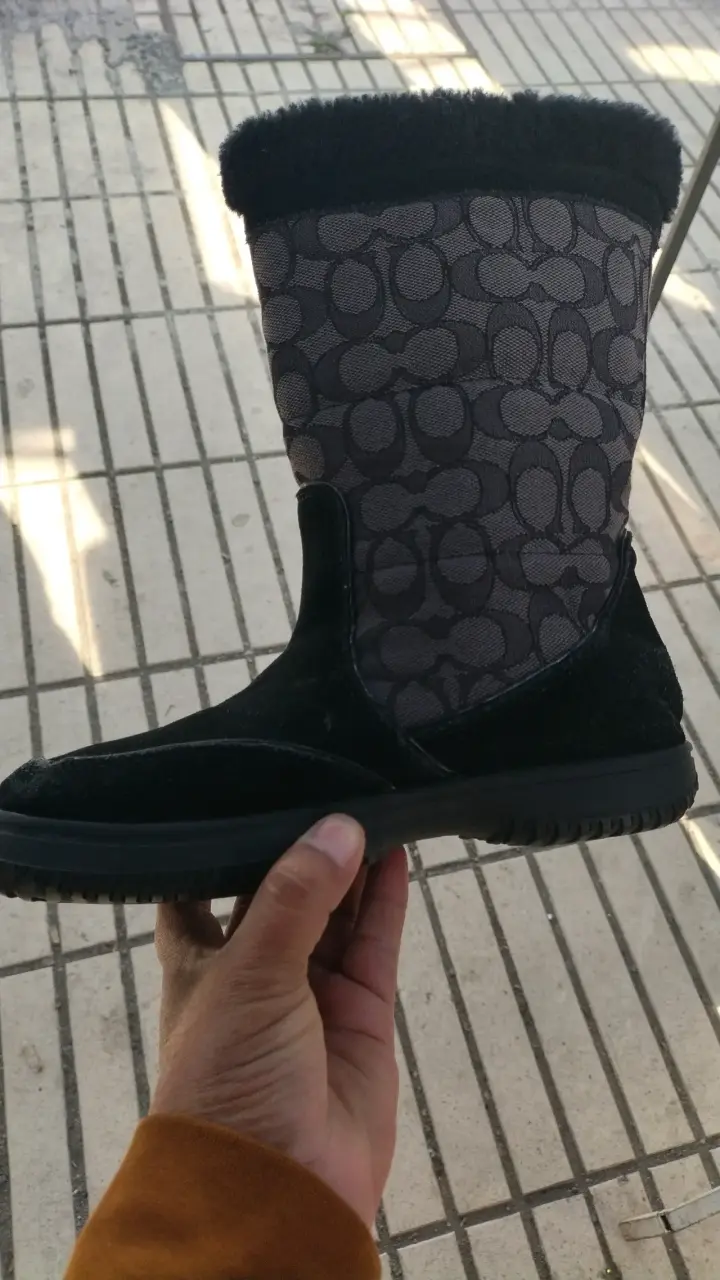 Botas negras con patrón