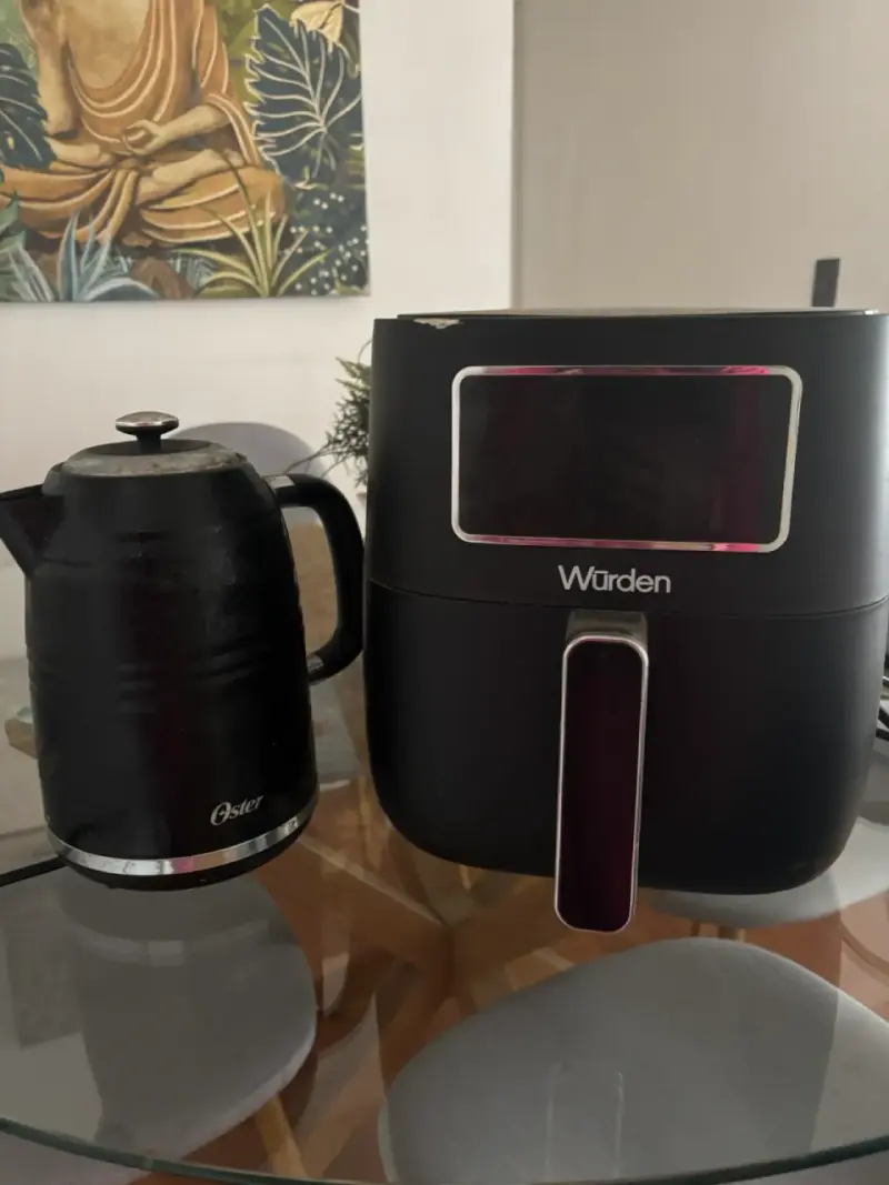 Freidora de aire Würden negra + hervidor Oster