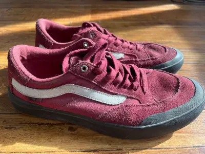 Zapatillas Vans burdeo y líneas blancas - miniatura 2