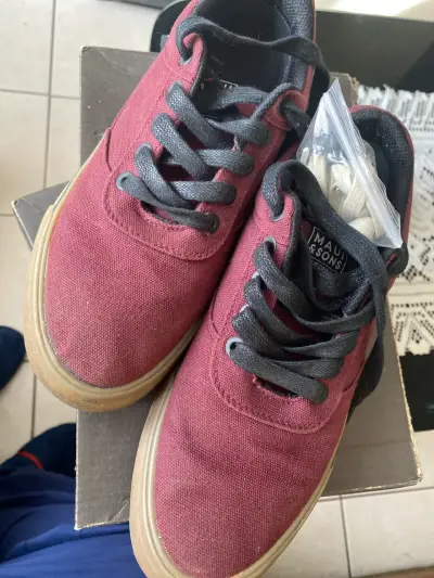 Zapatillas burdeo con cordones negros - miniatura 1