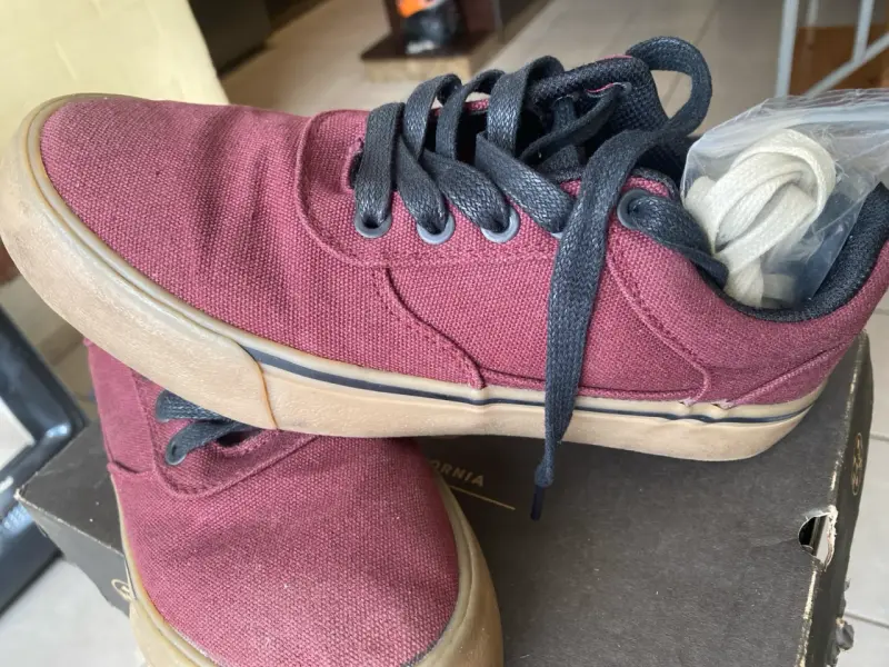 Zapatillas burdeo con cordones negros - 3
