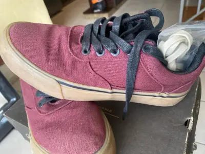 Zapatillas burdeo con cordones negros - miniatura 3