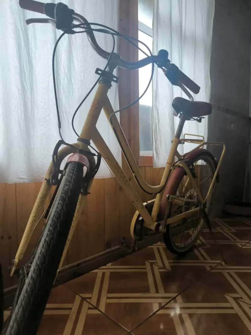 Bicicleta urbana amarilla