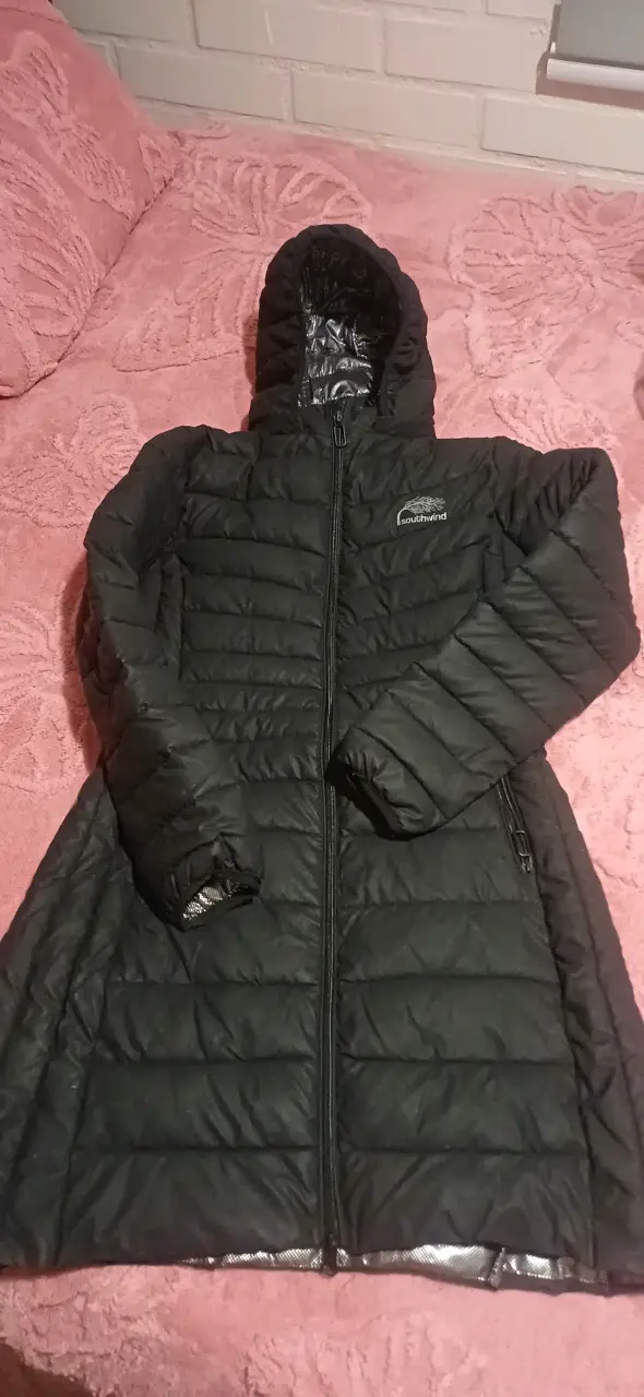 Abrigo acolchado negro con capucha