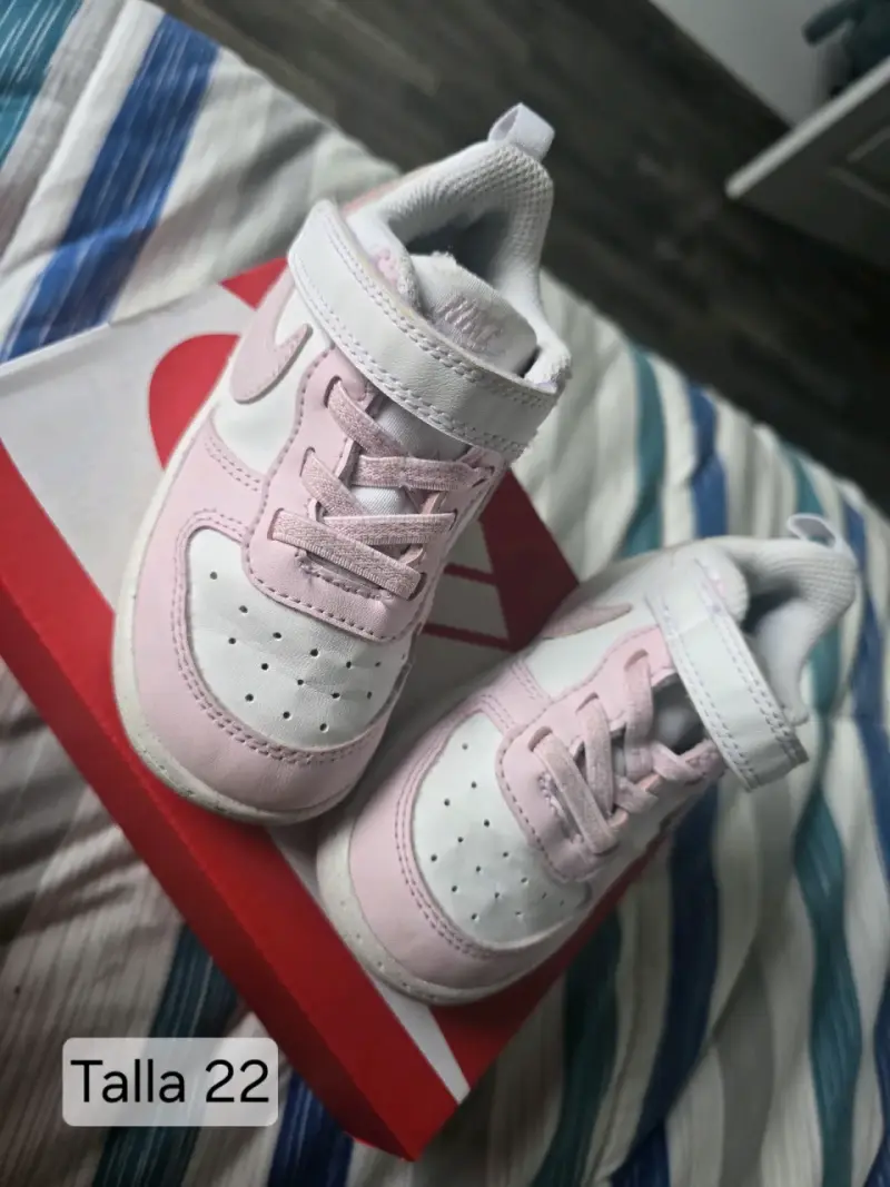 Zapatillas bebé rosadas y blancas