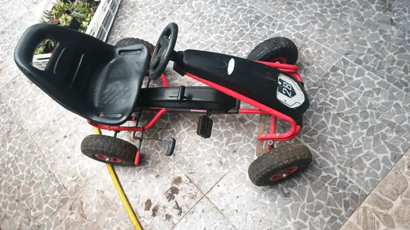 Kart a pedales rojo y negro