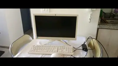 Computadora todo en uno blanca - miniatura 1