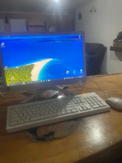Computadora todo en uno blanca - miniatura 3