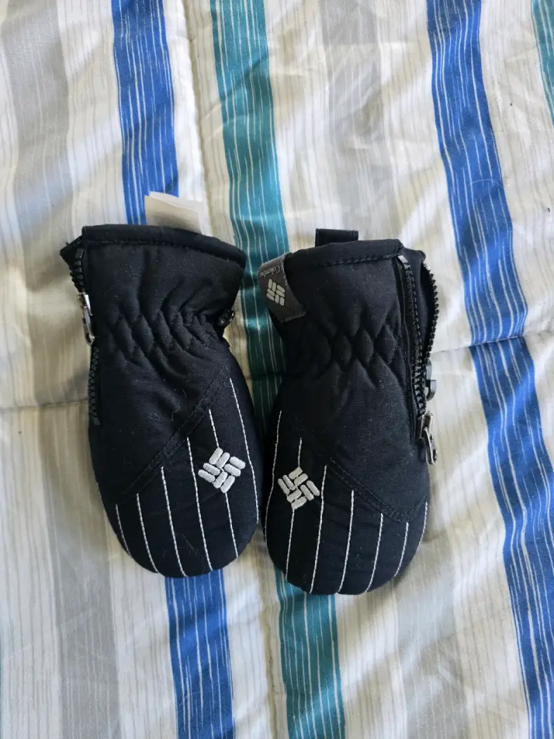 Guantes negros para bebé