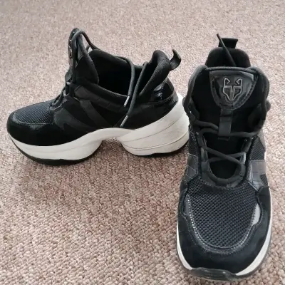 Zapatillas negras de moda - miniatura 1
