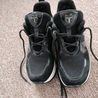 Zapatillas negras de moda - miniatura 2