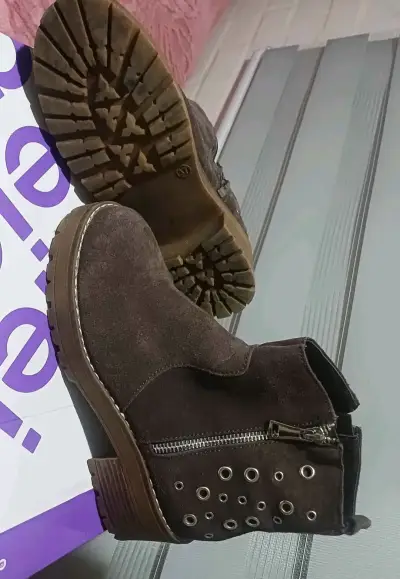 Botines de gamuza marrones con tachas - miniatura 1
