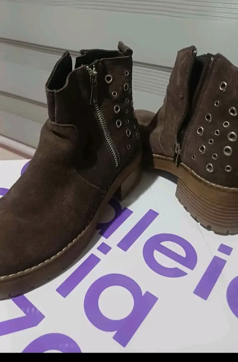 Botines de gamuza marrones con tachas - 2