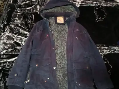 Chaqueta azul con capucha - miniatura 1