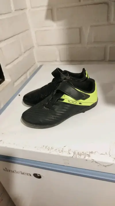 Zapatillas deportivas negro y amarillo - miniatura 1