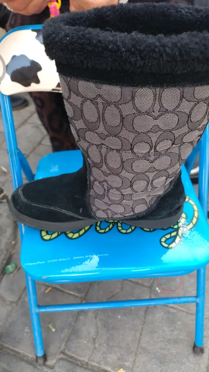 Botas negras con patrón