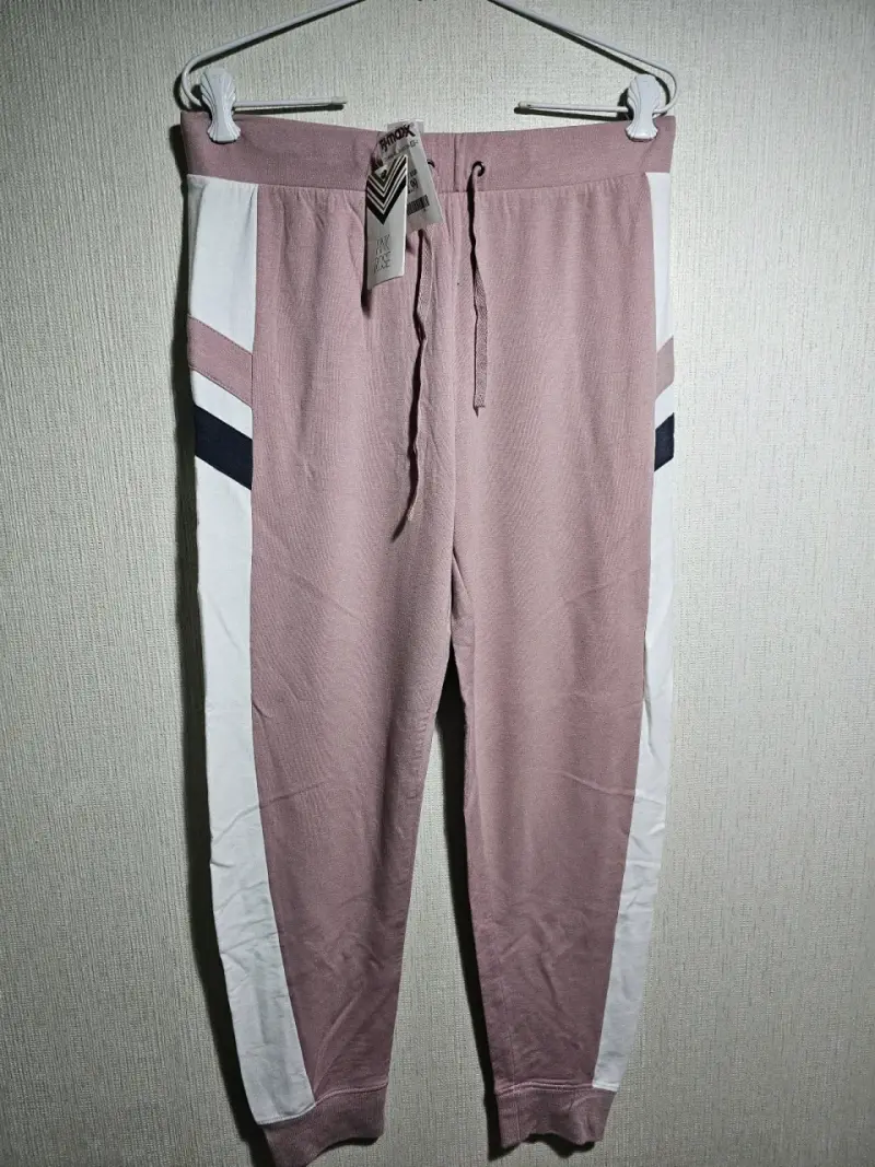 Pantalones deportivos rosas con blanco