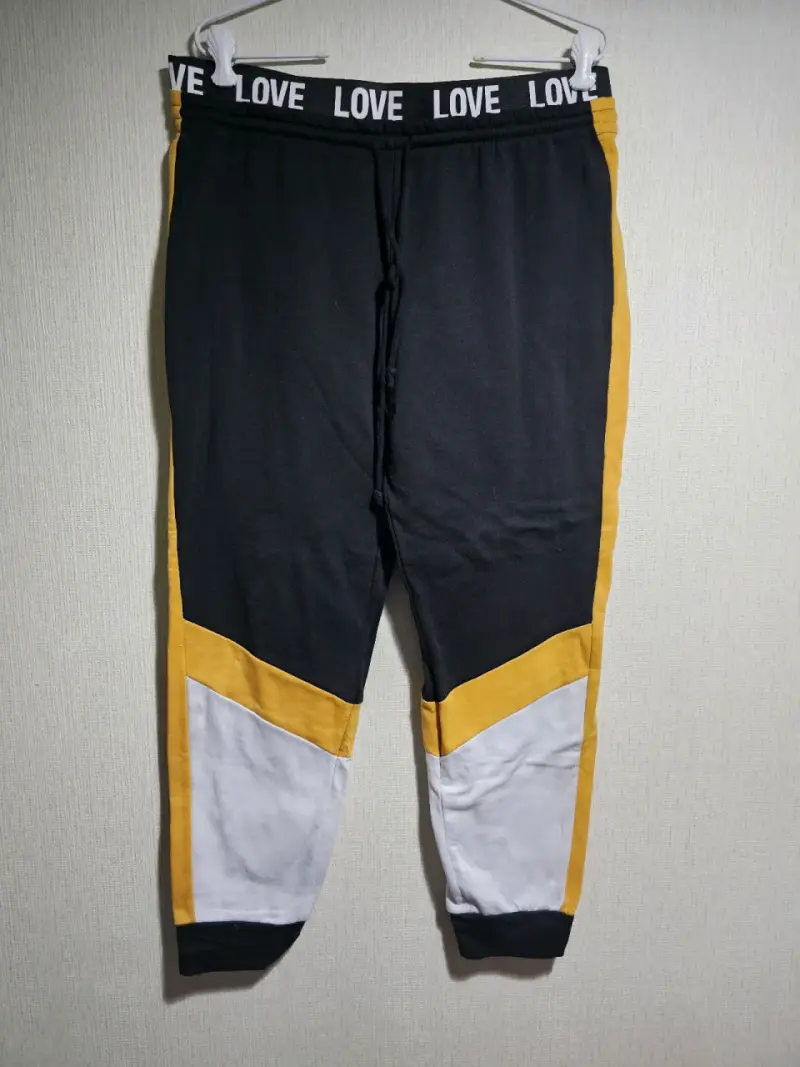 Pantalones deportivos negro y amarillo