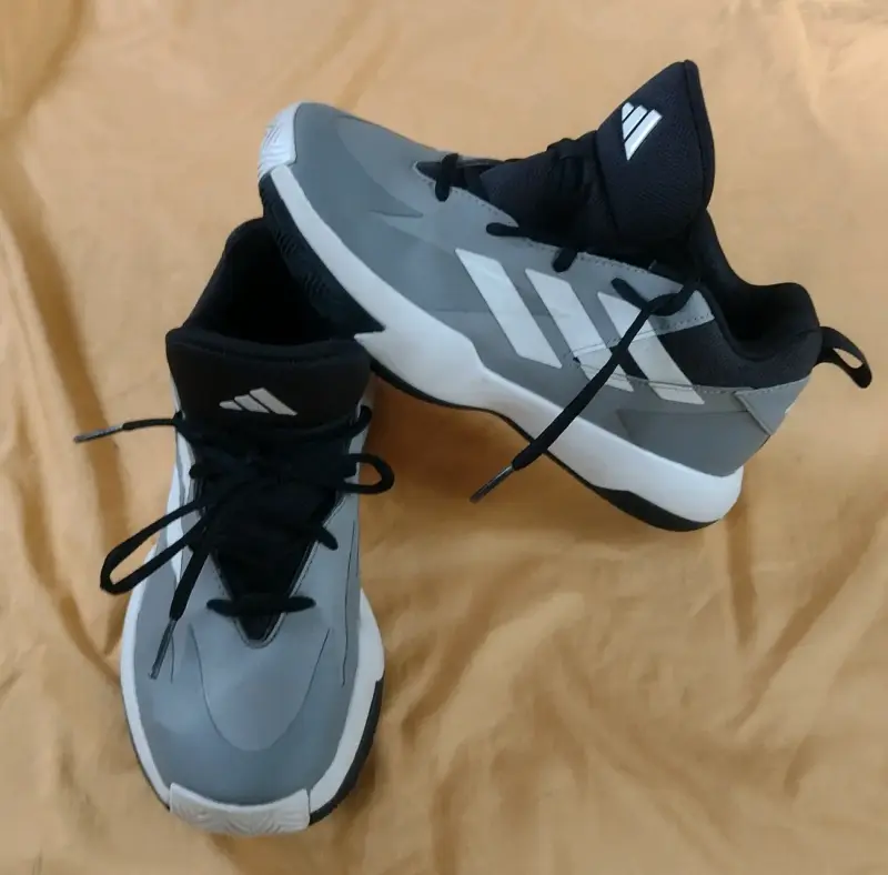 Zapatillas deportivas blancas y negras - 2