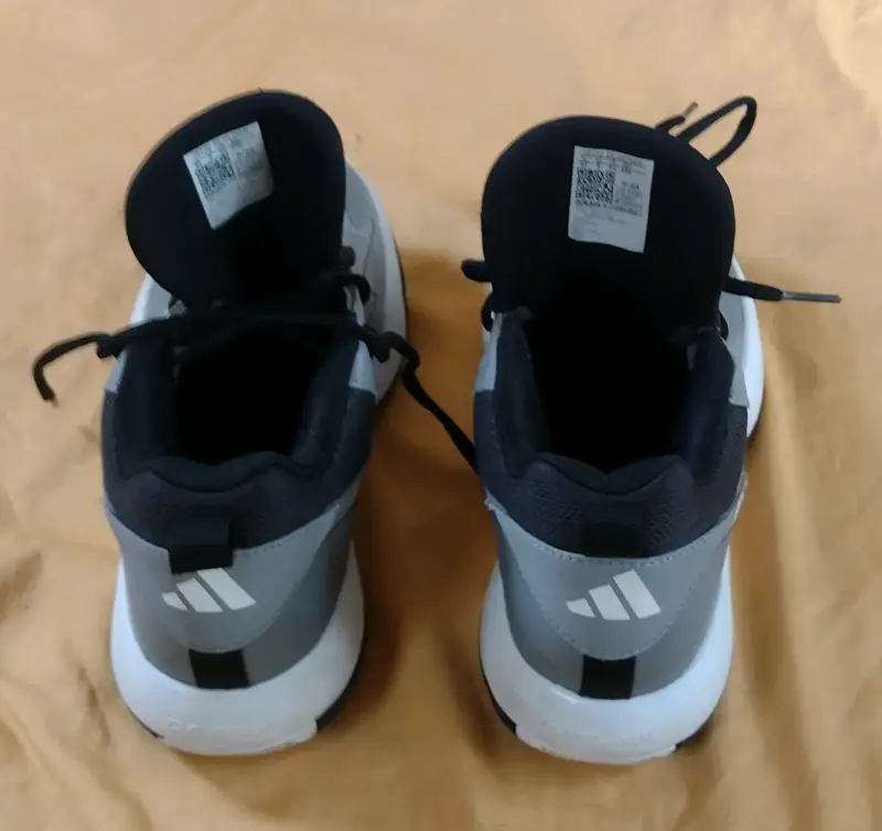 Zapatillas deportivas blancas y negras - 3
