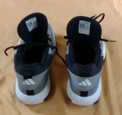 Zapatillas deportivas blancas y negras - miniatura 3