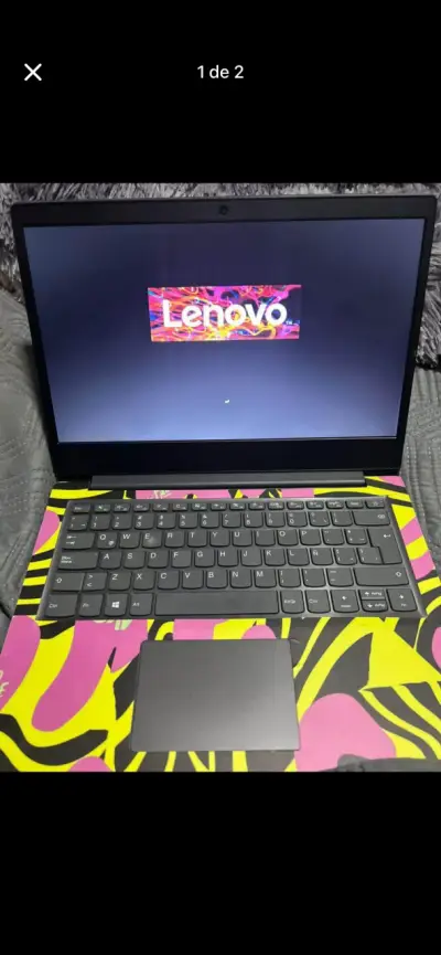 Laptop Lenovo con diseño grafico - miniatura 1