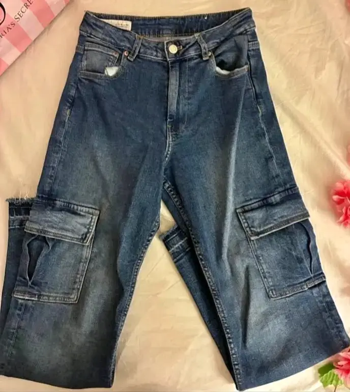 Jeans cargo de mezclilla con bolsillos