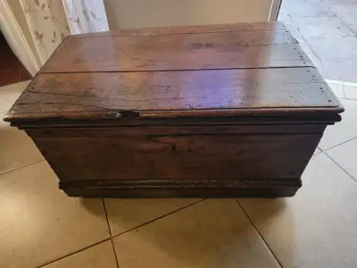 Baúl de madera antiguo - miniatura 1