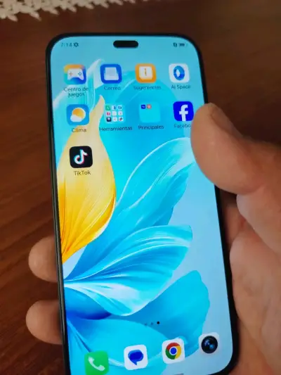 Smartphone moderno en buen estado - miniatura 1