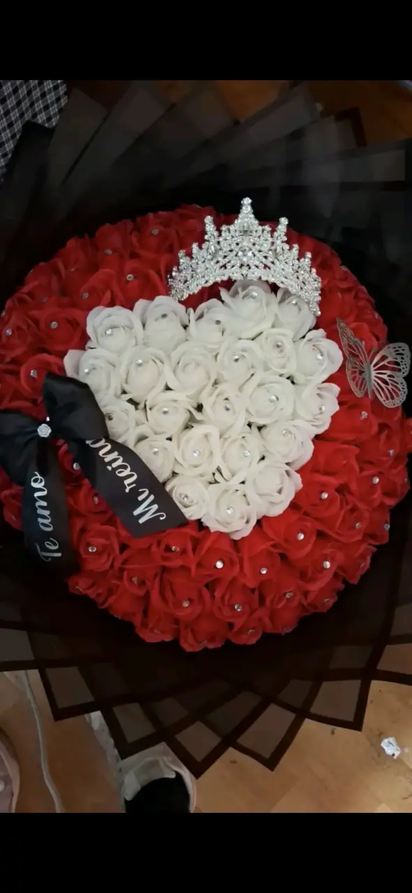 Ramo de rosas y corona