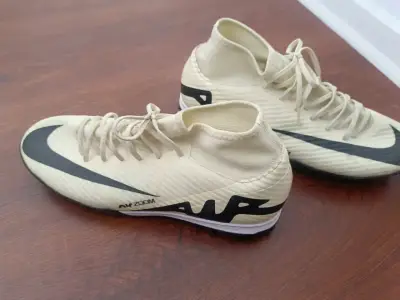 Botines de fútbol beige y negro - miniatura 1