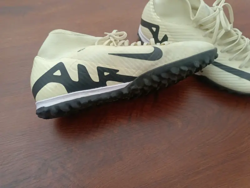 Botines de fútbol beige y negro - 2