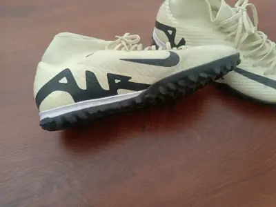 Botines de fútbol beige y negro - miniatura 2