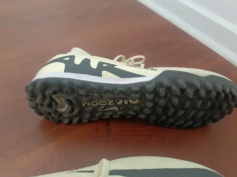 Botines de fútbol beige y negro - 3