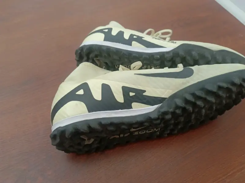 Botines de fútbol beige y negro - 4