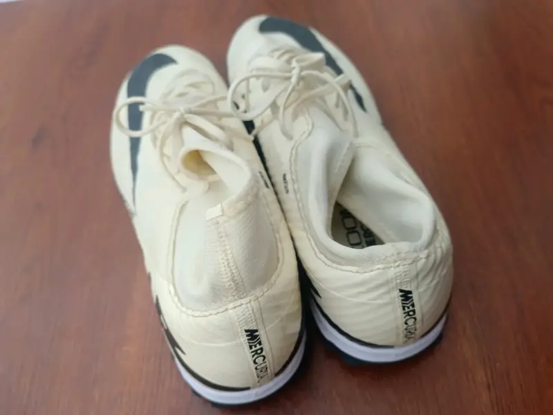 Botines de fútbol beige y negro - 5