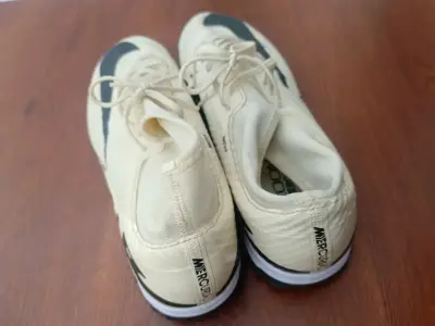 Botines de fútbol beige y negro - miniatura 5