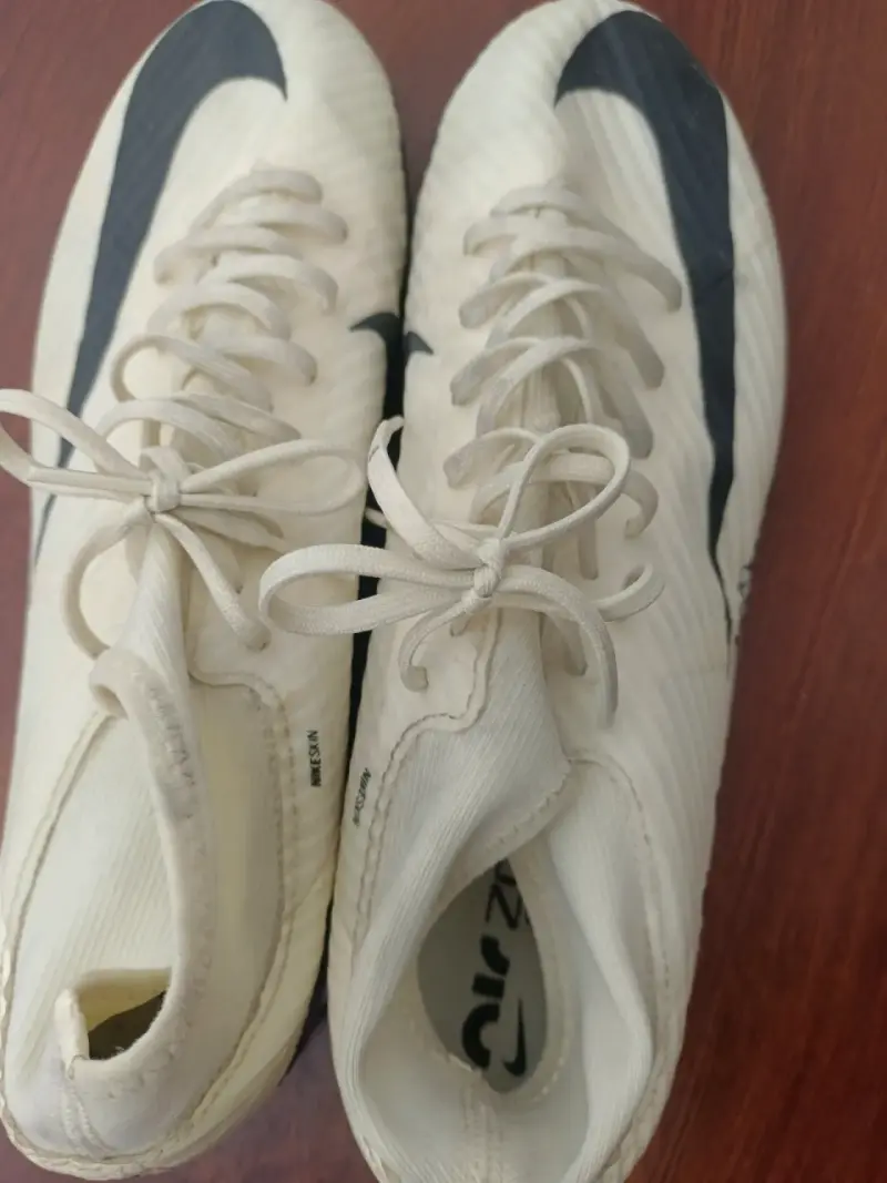 Botines de fútbol beige y negro - 6
