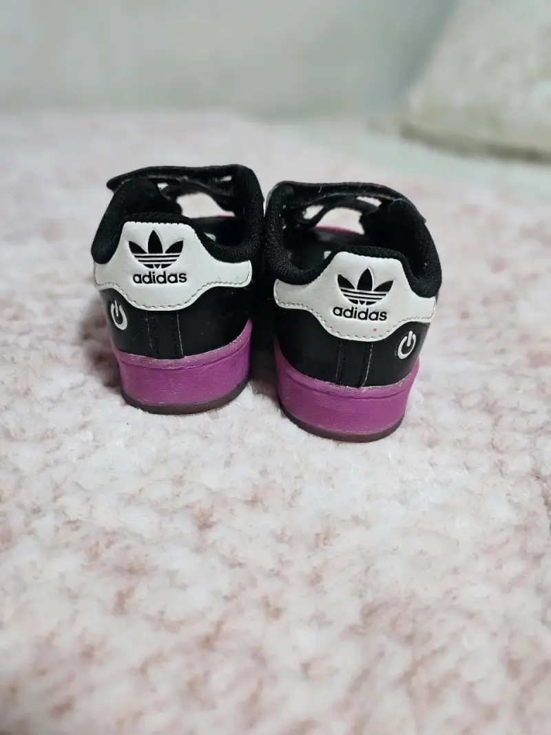Zapatillas Adidas negras y moradas - 2