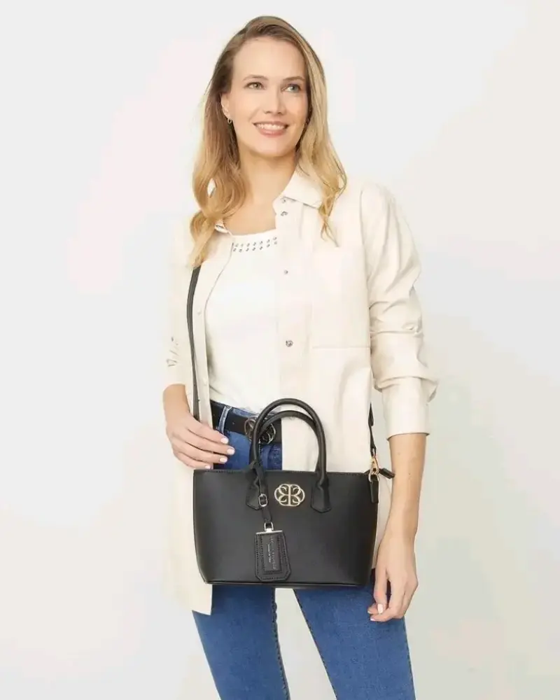 Bolso negro con detalles dorados - 2