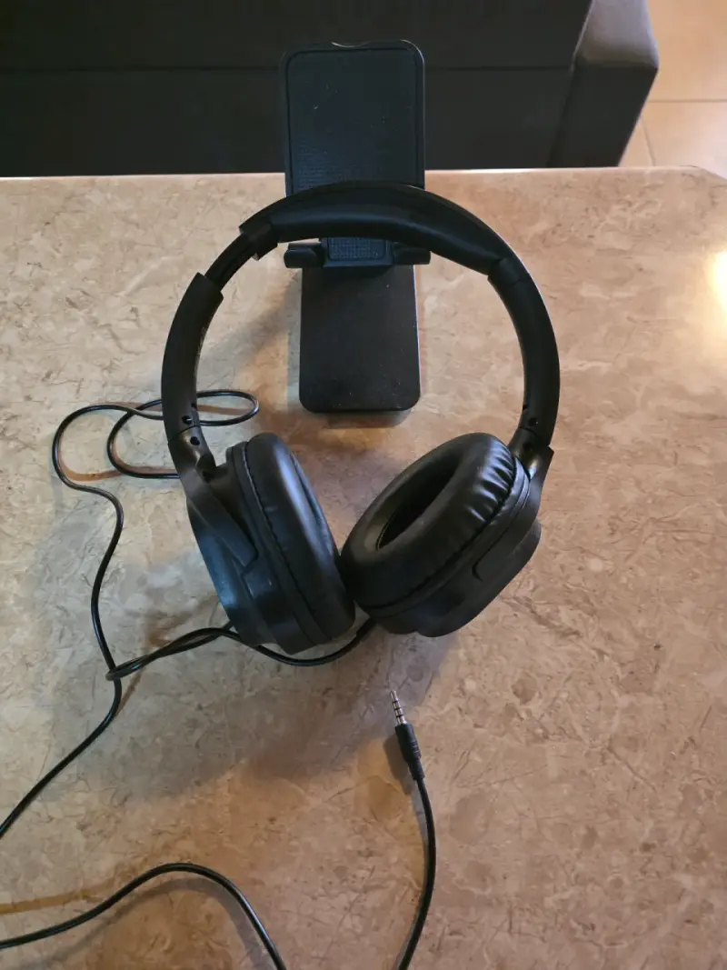 Audífonos negros con cable