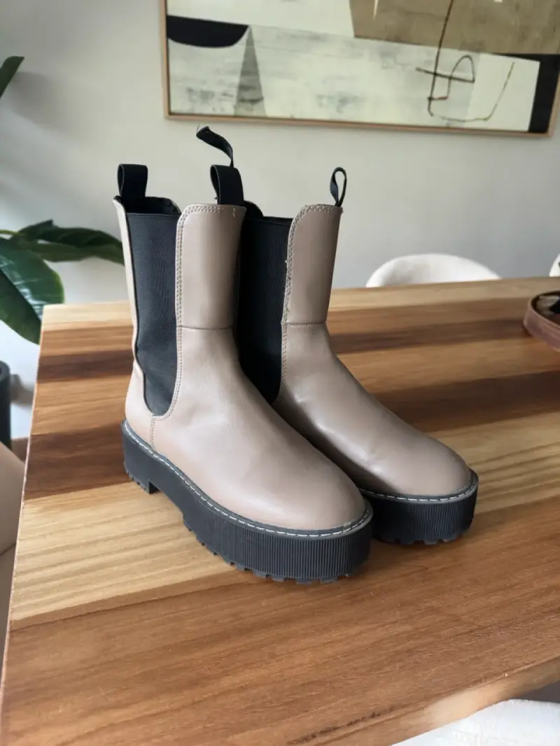 Botas Chelsea beige con suela gruesa