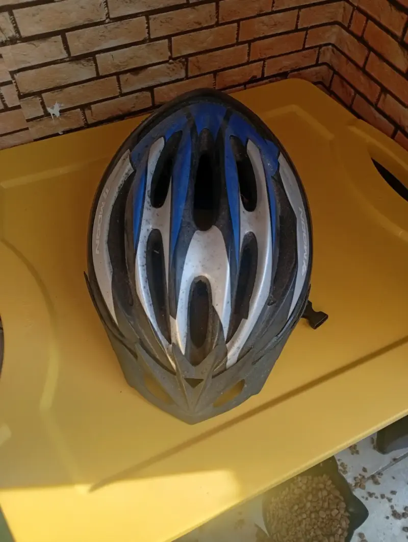 Casco de ciclismo azul y gris