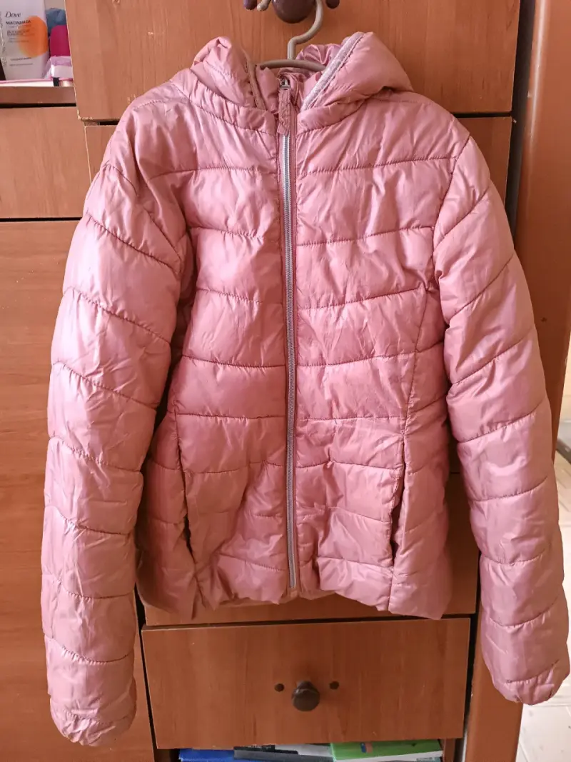 Chaqueta acolchada rosada con capucha